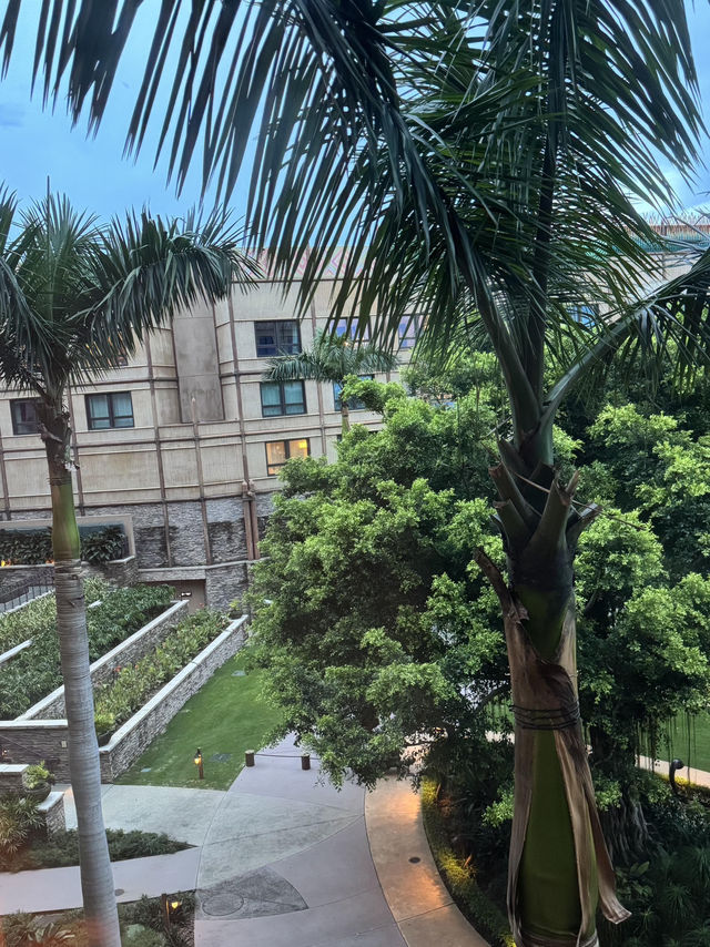 趁著香港迪士尼20周年入住探索家酒店，簡直是大人也能瘋狂的童話冒險！🏜️✨ 