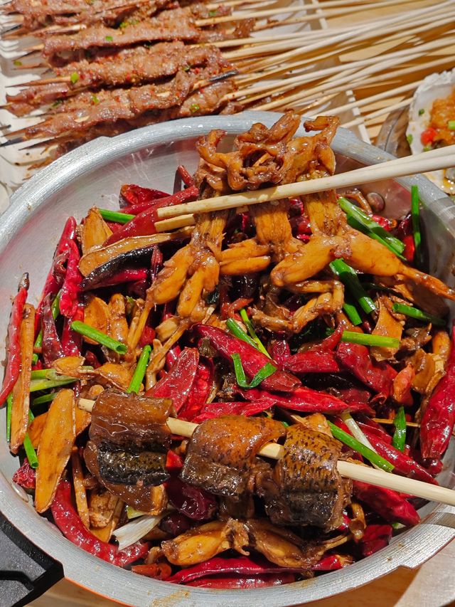 武漢！1蚊/串嘅炭烤鮮牛肉·平到難以置信
