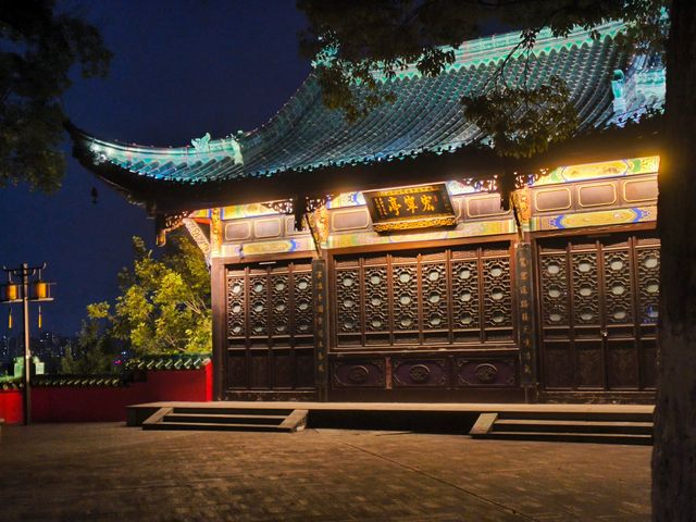 呢場大雨澆唔熄我對重慶嘅熱情！啱啱打卡完絕美夜景觀賞地鴻恩閣，即刻嚟俾你哋安利呢個寶藏景點 鴻恩