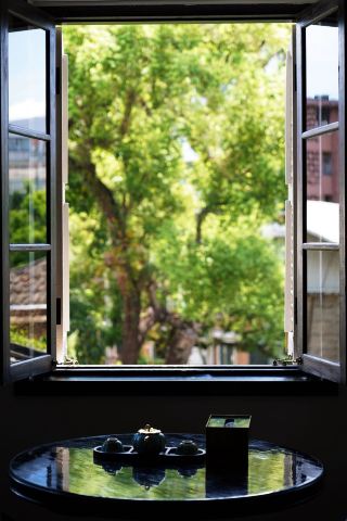 Living in an Old Villa on Yantai Mountain