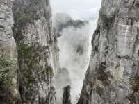 1 在這片被時光輕撫的土地上 每一塊石板路都鐫刻著故事 每一縷炊煙都纏繞著鄉愁 漫步於古城的晨曦 讓