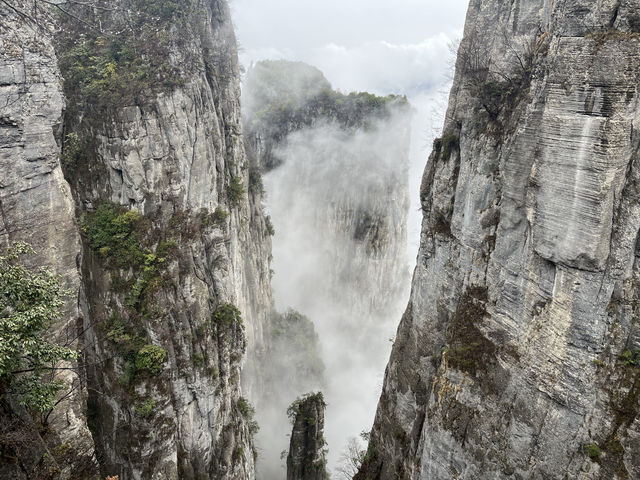 1 在這片被時光輕撫的土地上 每一塊石板路都鐫刻著故事 每一縷炊煙都纏繞著鄉愁 漫步於古城的晨曦 讓