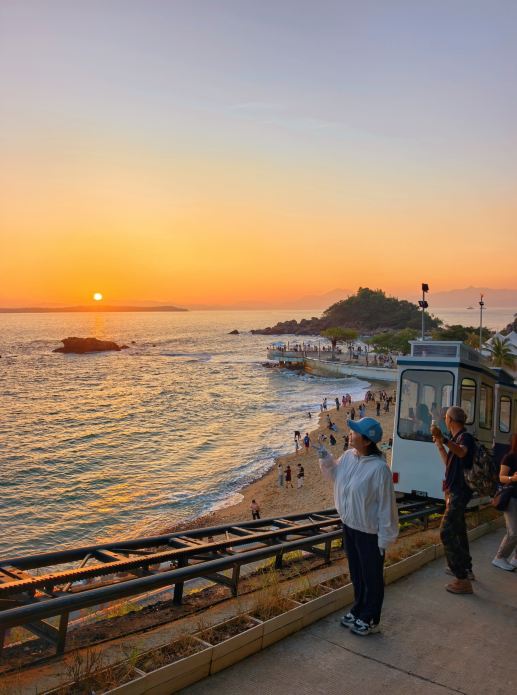 Shenzhen - Busan-style Seaside Capsule Mini Train | Trip.com Shenzhen