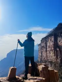 我在南太行女兒梯路線遇到了一棵孤獨的樹