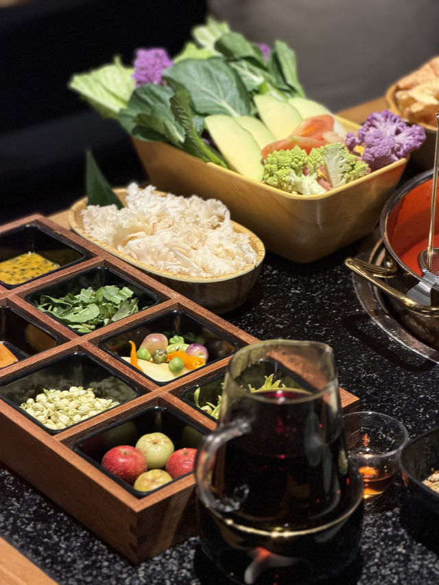 北京也能吃到現舂的！雲南野果酸湯火鍋，一口酸到景邁山