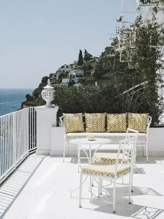 โรงแรมอามาลฟี ซึ่งเป็นเครือโรงแรมของครอบครัวที่มีอายุ 70 ​​ปี สะท้อนถึงความโรแมนติกของทะเลเมดิเตอร์เรเนียนได้อย่างลงตัว