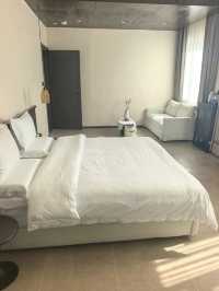 睡進玉龍雪山畫框裡這家設計師民宿也太絕了!