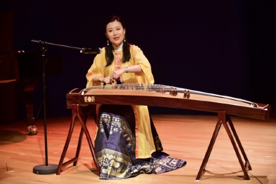 敦煌申園雅楽の歌と演奏の語らい、花咲く申園で筝の音が夢に入る