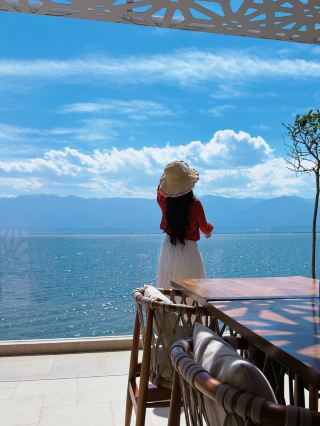 Living a poetic life by Erhai Lake in Dali