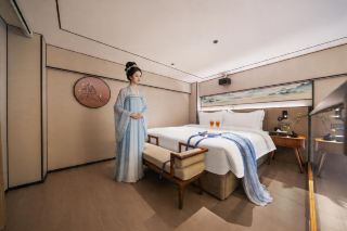 康定の夜はとても癒されます！夜風に吹かれながらコーヒーを飲み、折多河を眺める