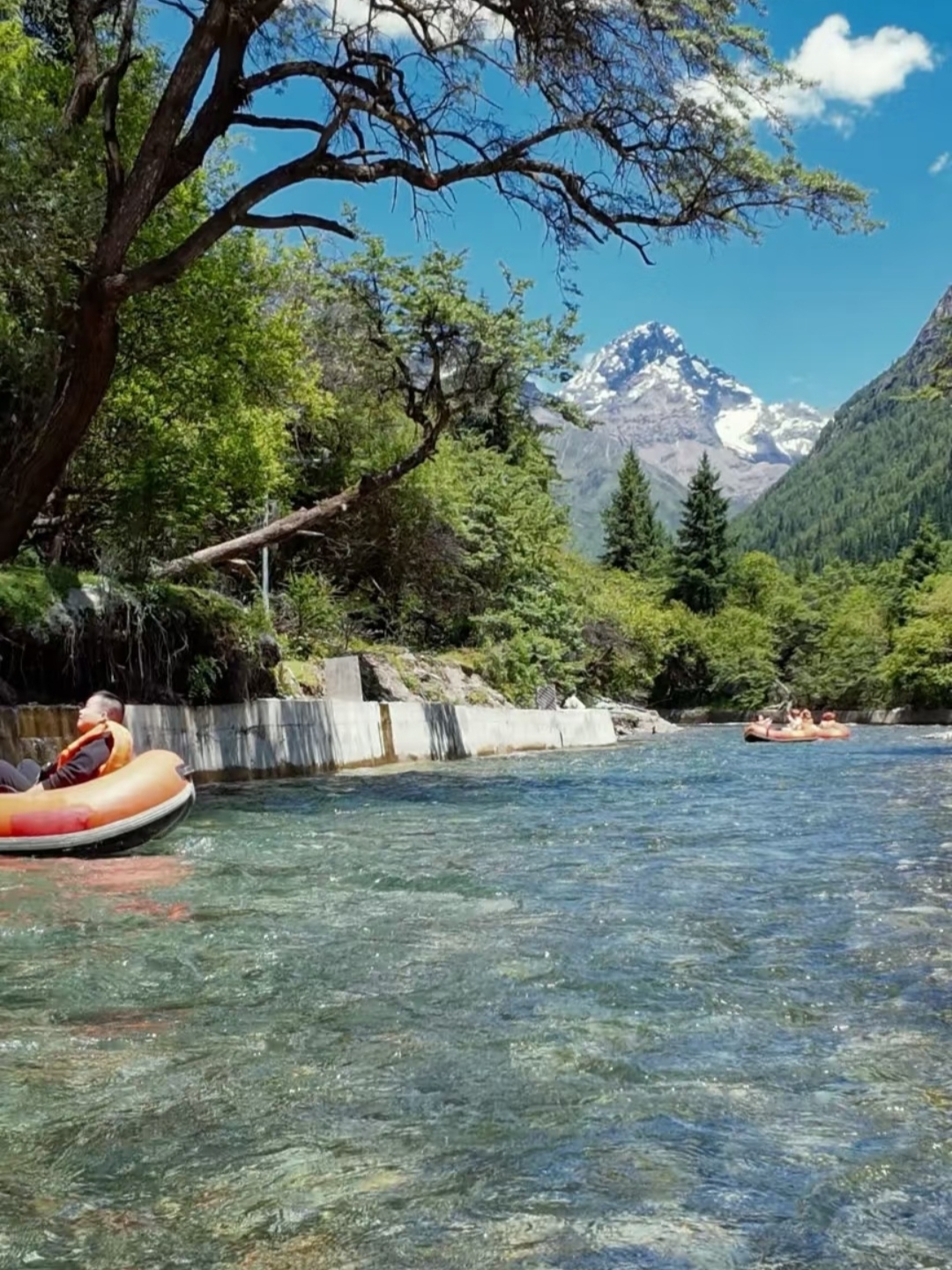 When visiting Siguniang Mountain, you must go rafting at Siguniang Mountain!