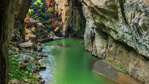 Guizhou's most unconventional scenic area: enter caves by boat, look up to see the sky, the paths are all on water — traveler post in Bijie