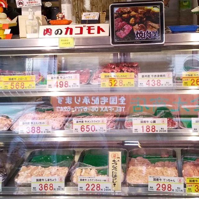 『肉のカブモト』鉄板で焼くアツアツのホルモン焼き