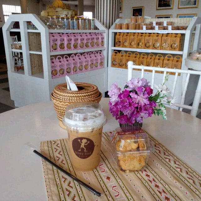 ชวนจิบกาแฟ แลวิวมุมสูง เมืองเกินร้อย