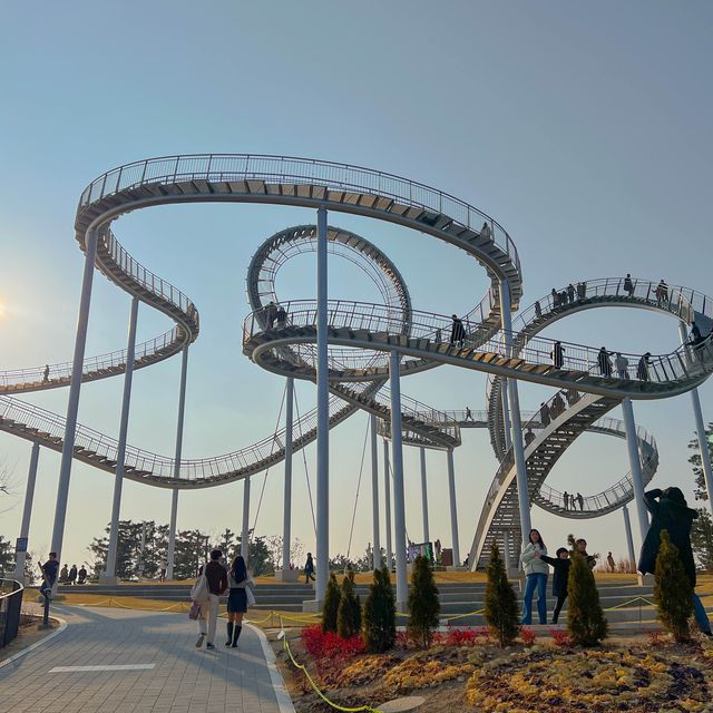 걸어다니는 롤러코스터가 있는곳🎢