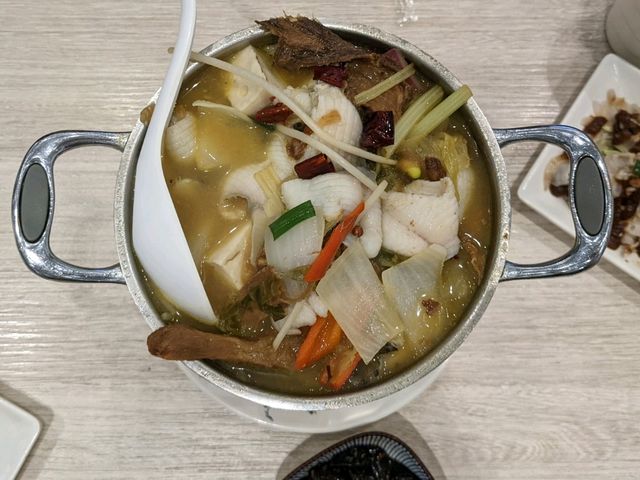 "將軍澳中心值得一試美食，黃金湯酸菜魚片晚市優惠抵食，皮蛋豆腐超好味！"