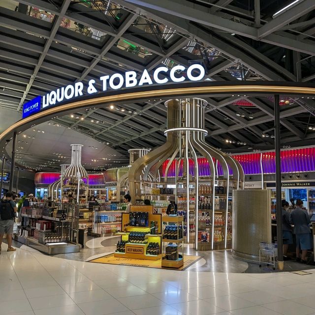 スワンナプーム国際空港は、２４時間お買い物出来るし、ラウンジが使えて、とっても便利で綺麗な空港