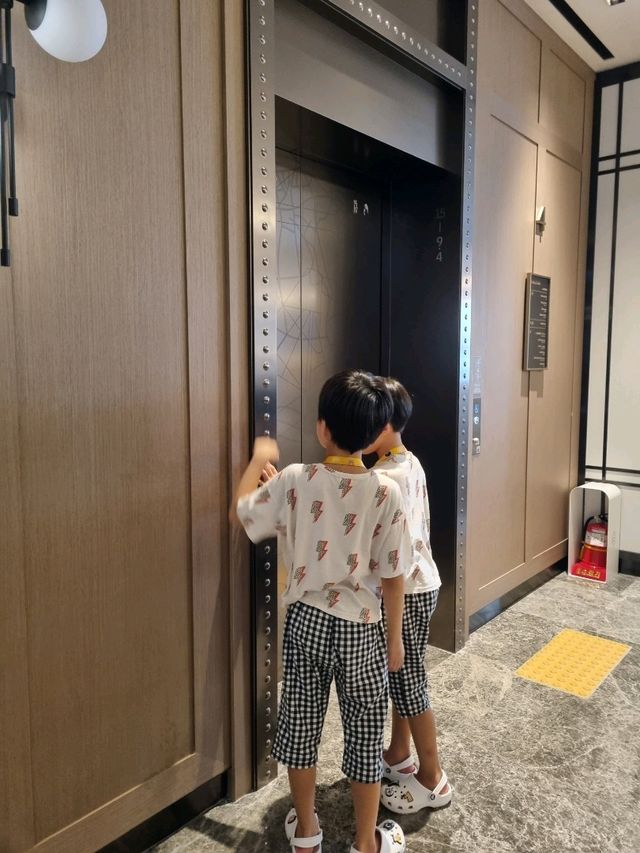 무료 음료가 제공되는 르메르디앙 체크인 카운터