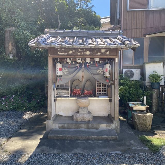 淡路島の岩楠神社（いわくすじんじゃ）洞窟のある隠れたように建つ神社