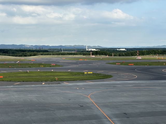 北海道『新千歳空港 展望デッキ』から見渡す大地と航空機