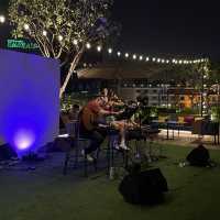 พักผ่อนบน Rooftop Bar ใจกลางรัชดา 212 