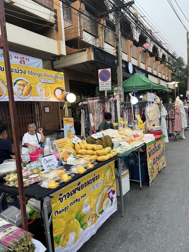 ถนนคนเดินวัวลาย ไม่มีวัว แต่มีของกินเยอะมากก