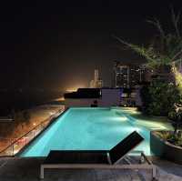 สระว่ายน้ำดาดฟ้าและrooftop bar, U Jomtian พัทยา