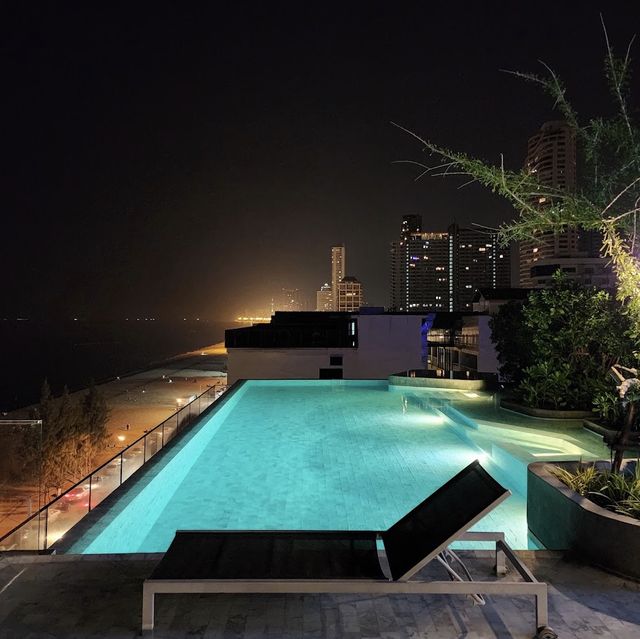 สระว่ายน้ำดาดฟ้าและrooftop bar, U Jomtian พัทยา