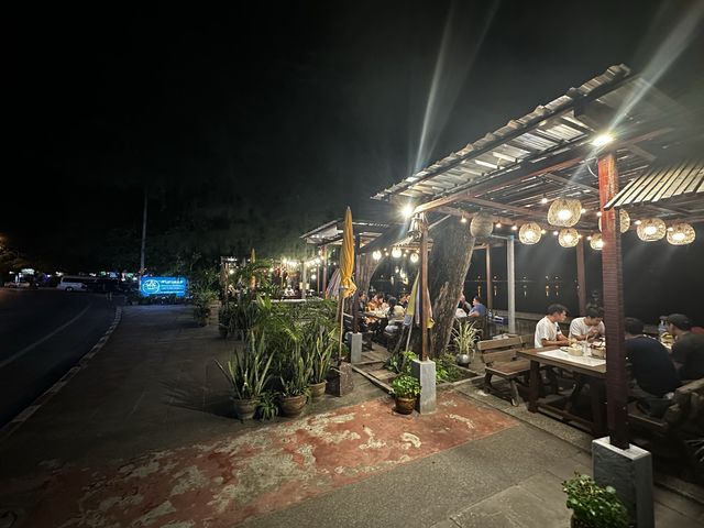 ศาลาลอย ร้านอร่อยหาดราไวย์ ภูเก็ต