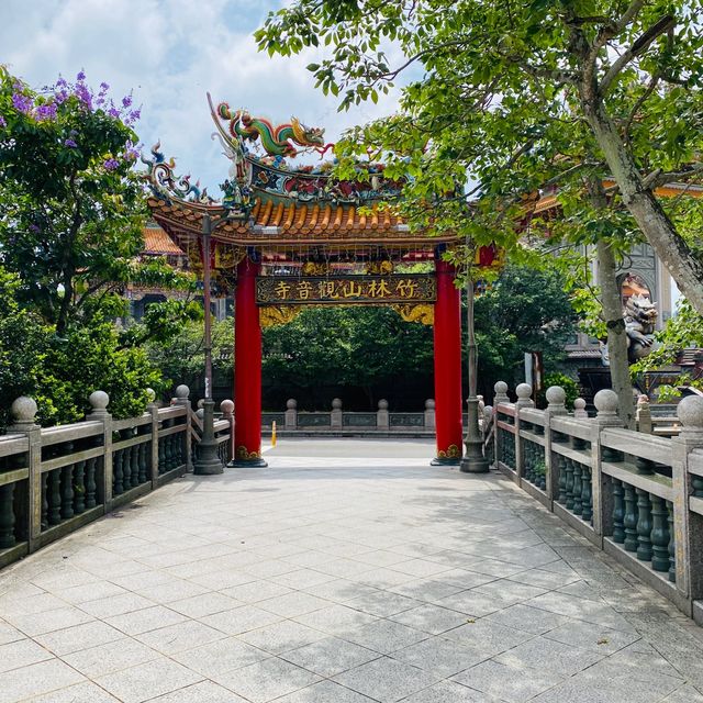🌟竹林山觀音寺｜香火鼎盛 華麗又沉靜廟宇 周圍有腹地廣大的公園