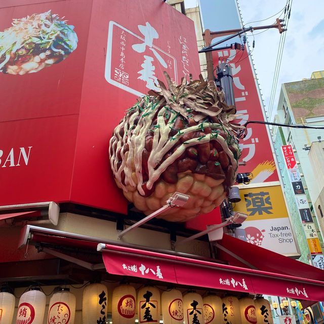大阪観光スポット！道頓堀のえびす橋から続く道には派手なおもしろ看板が！めっちゃ元気でます