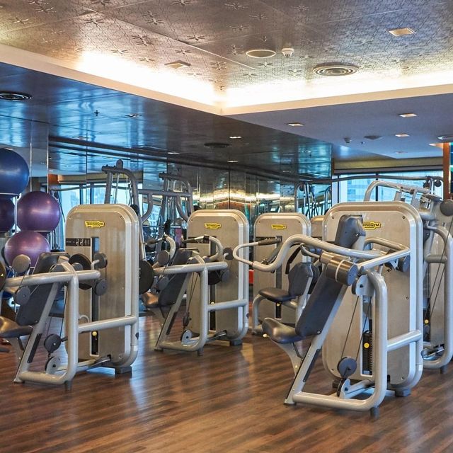 complete gym room with luxury stay 