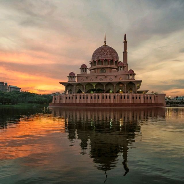 STUNNING PUTRA MOSQUE LANDMARK