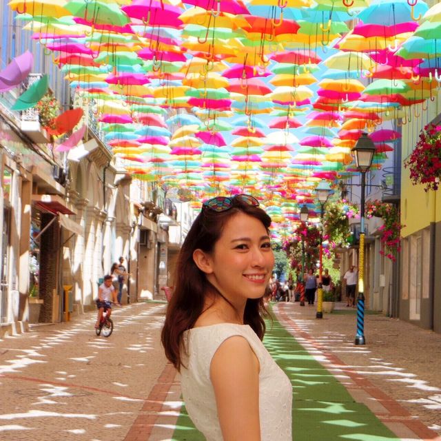 カラフルで壮観なポルトガルの傘祭り「Umbrella Sky Project」は一見の価値あり☂️