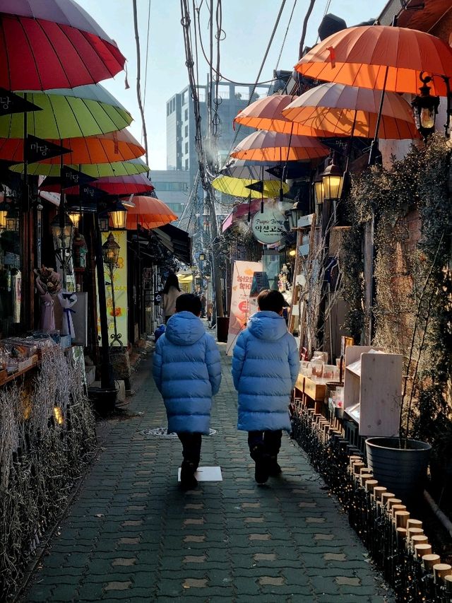 힙하게 변신한 한옥 거리