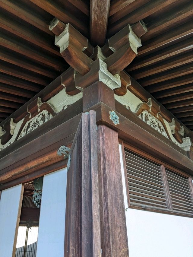 仁和寺の庭や池を眺めるていると、神社とは、また違う…寺院独特の荘厳な美しさを感じる