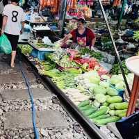 🔺 Mae klong train market in Bangkok is amazing 🤩