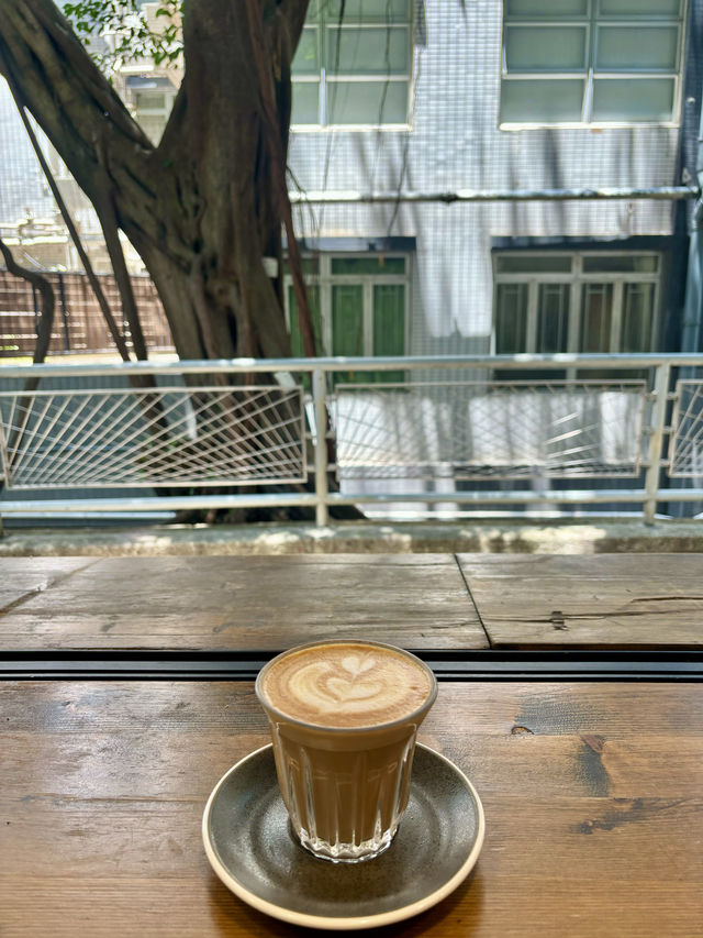 【灣仔】Blend & Grind：在春日的樹底下享受咖啡和鬆餅
