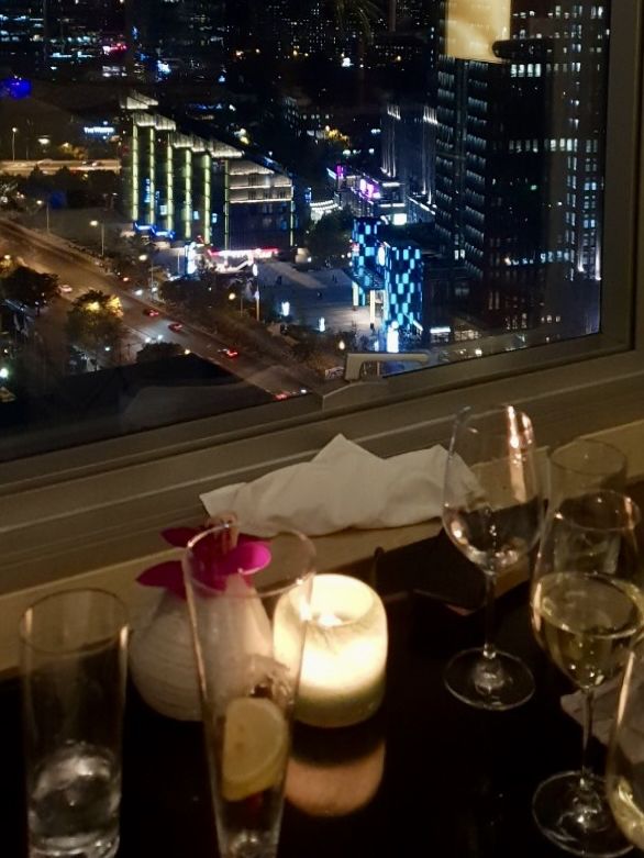 โรงแรม 🏨 หรูบนย่านธุรกิจแต่สงบและน่าพักผ่อน 