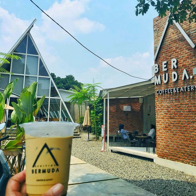 SRGITIGABERMUDA | Triangular-roofed café