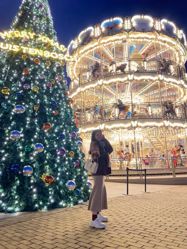 A Romantic Christmas at the Park: Capture Beautiful Photos with a 3-Story Carousel!