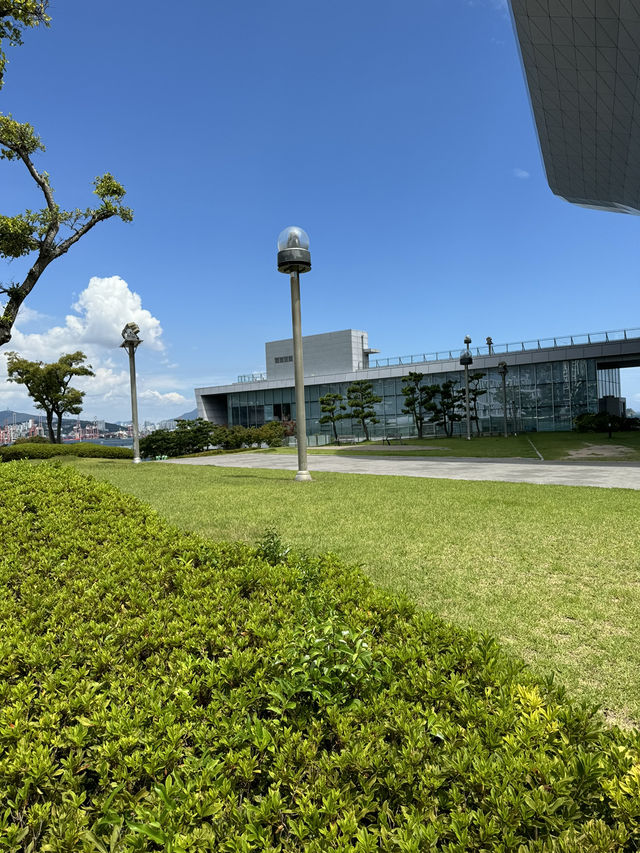 모던한 건축과 쾌적한 관람 환경 