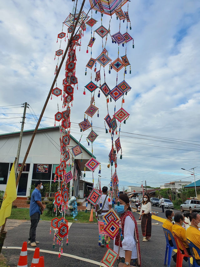 สหสขันธ์   นุ่งซิ่น นั่งสาด ตักบาตรพระ 9 วัด