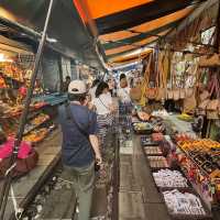 【タイ🇹🇭】露店すれすれを電車が通る！？メークロン市場