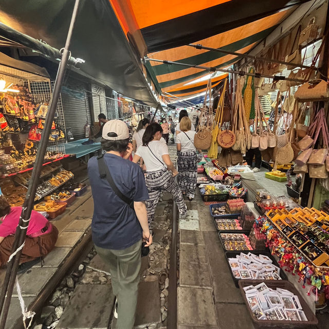【タイ🇹🇭】露店すれすれを電車が通る！？メークロン市場