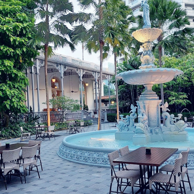 Capturing the Iconic Fountain at Raffles Hotel Singapore 