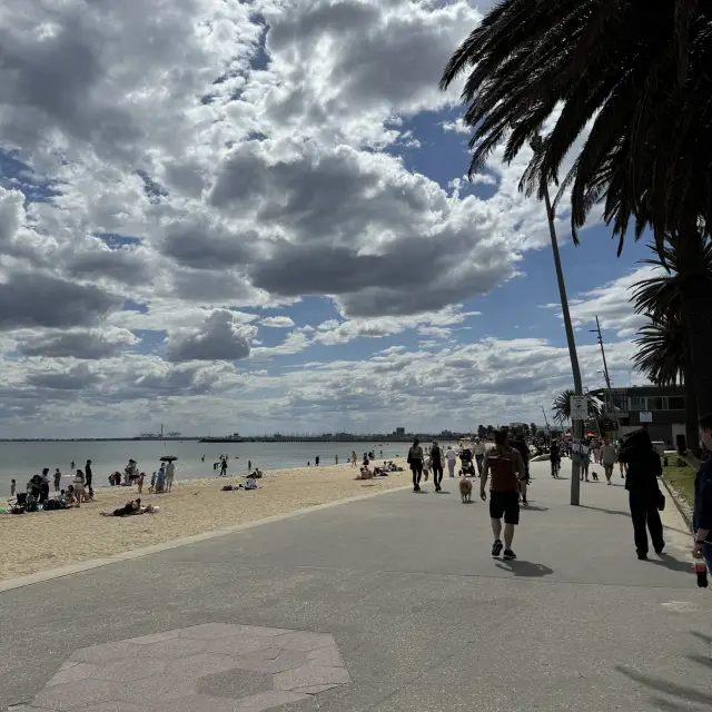St Kilda Beach：墨爾本的陽光與海浪 🌊☀️