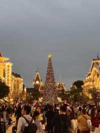 在香港迪士尼樂園的節日夢幻時刻🎄🫧