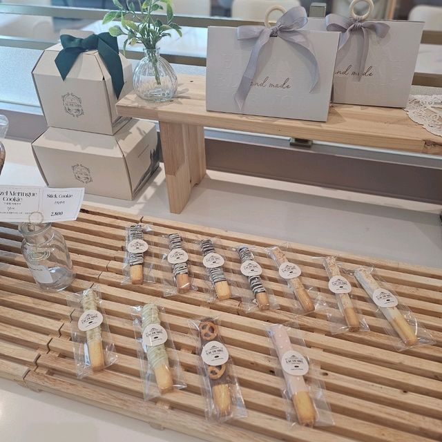 푸짐한 빵이 가득한 카페