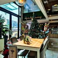 Chill, Work, and Dine at Seven Oaks